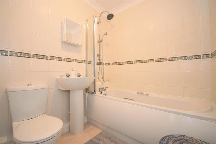 Bathroom - Picture 4 of 10