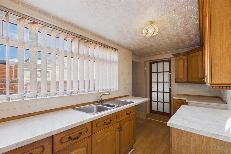 Kitchen - Picture 5 of 18