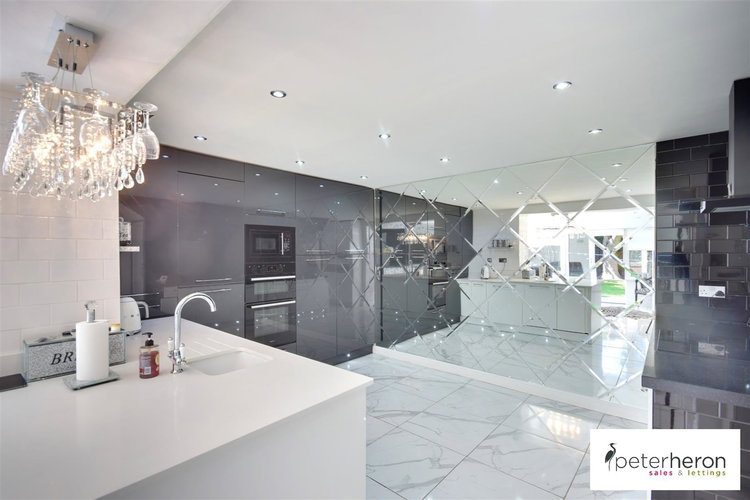 Open Plan Kitchen/Diner/Family Area - Picture 11 of 41