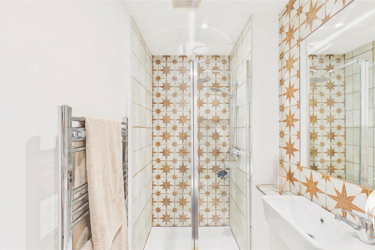 En-Suite Shower Room - Picture 10 of 21