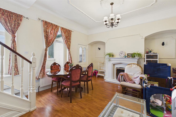 Lounge - Picture 2 of 13