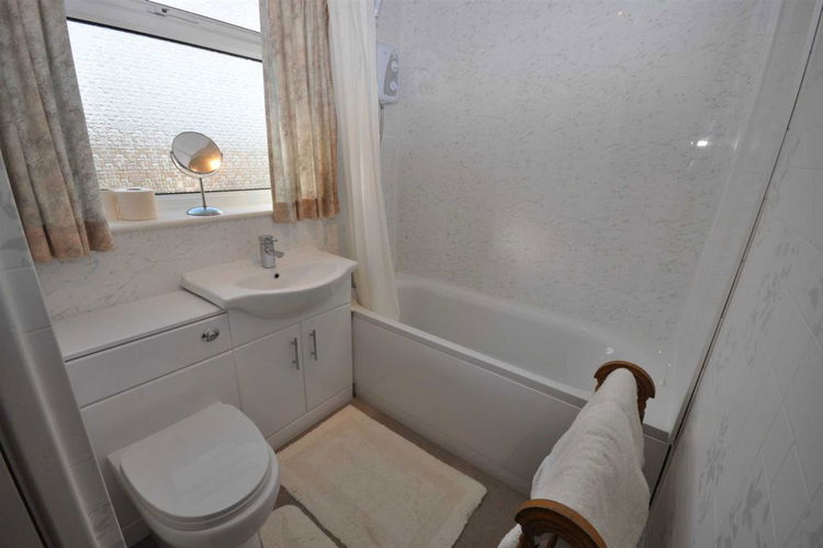 Bathroom - Picture 10 of 11