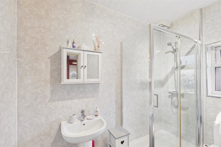 Shower Room - Picture 12 of 26