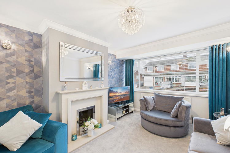 Lounge - Picture 2 of 25