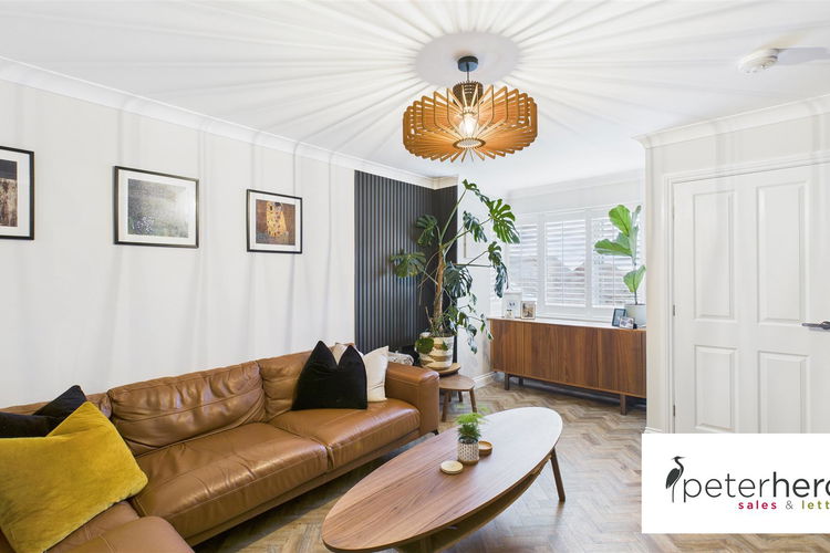 Lounge - Picture 2 of 26