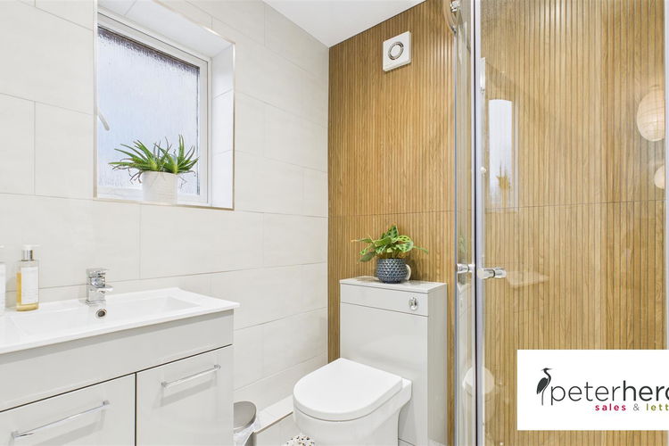 En Suite - Picture 17 of 26