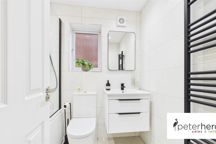 Family Bathroom - Picture 21 of 26