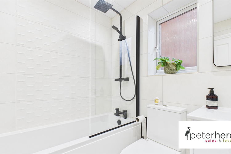 Family Bathroom - Picture 22 of 26