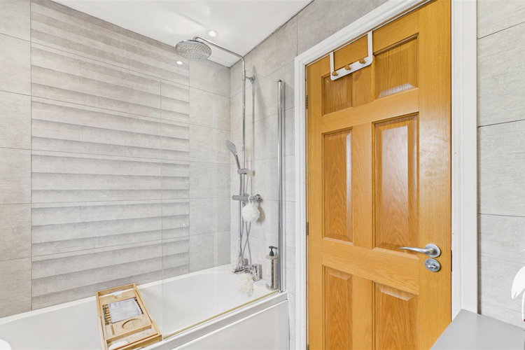 Family Bathroom - Picture 42 of 52