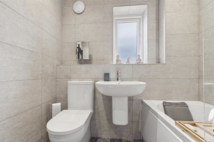 Family Bathroom - Picture 43 of 52