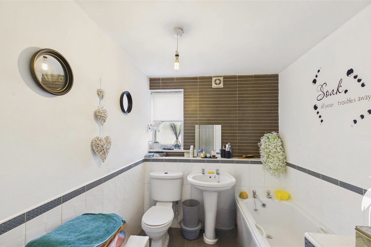 Bathroom - Picture 10 of 11