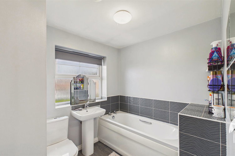 Family Bathroom - Picture 23 of 25
