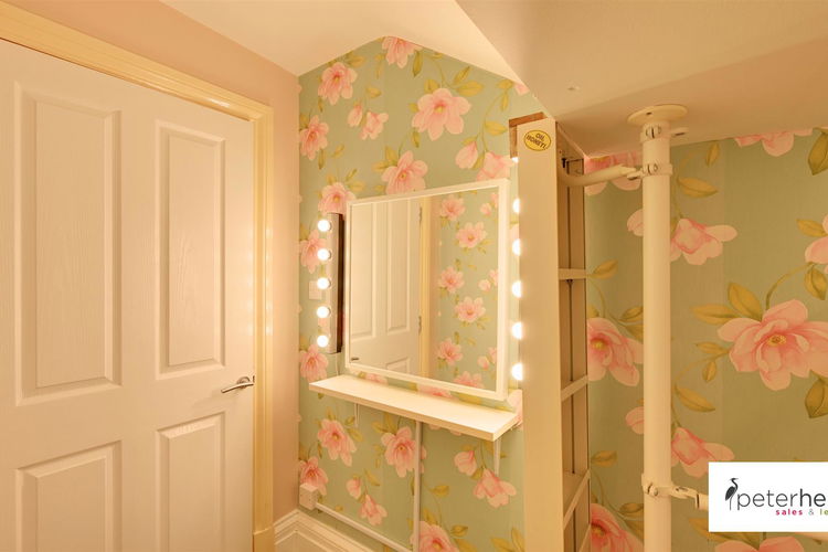 Dressing Room/Walk in Wardrobe - Picture 18 of 21