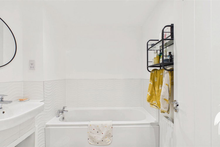 Family Bathroom - Picture 22 of 26