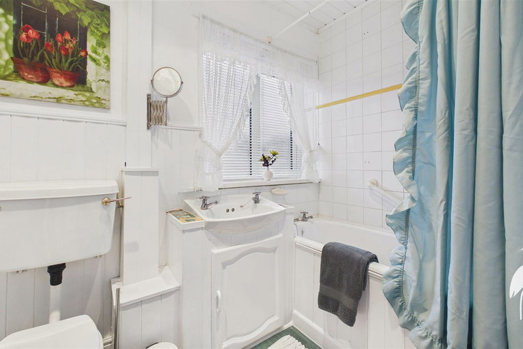 Bathroom - Picture 18 of 22