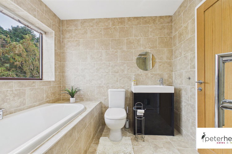 Family bathroom - Picture 40 of 47
