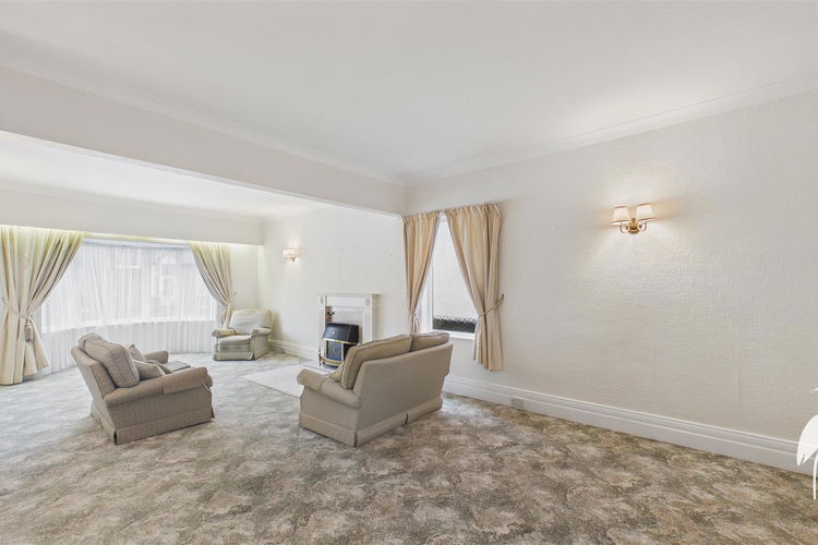 Lounge - Picture 3 of 40