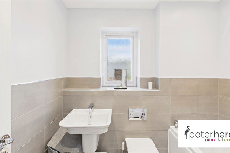Family Bathroom - Picture 27 of 32