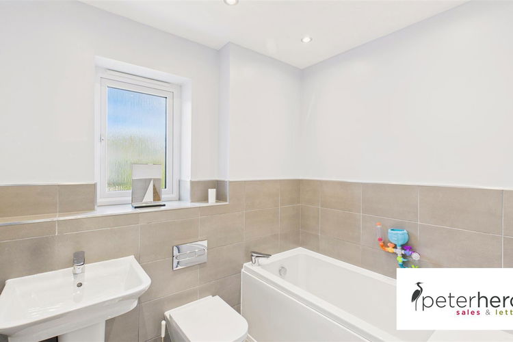 Family Bathroom - Picture 28 of 32