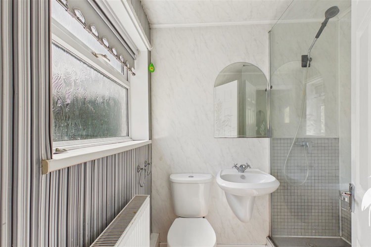 Shower Room - Picture 8 of 15