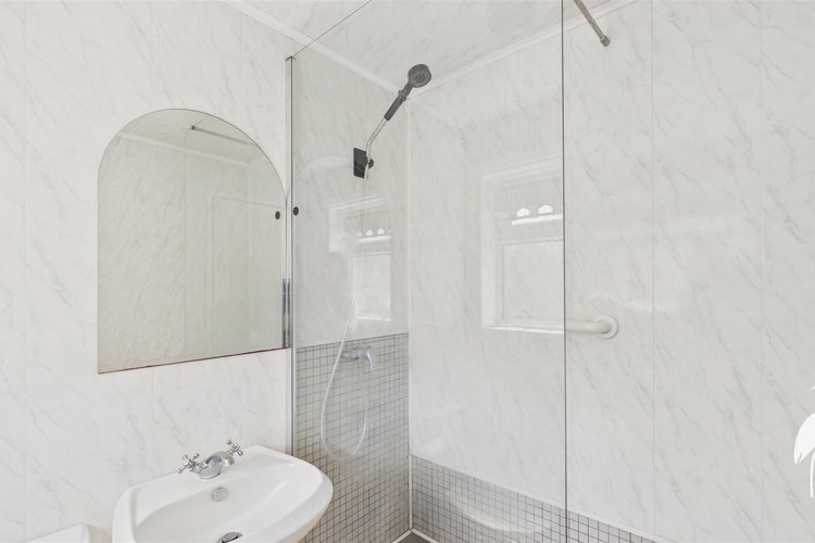 Shower Room - Picture 9 of 15