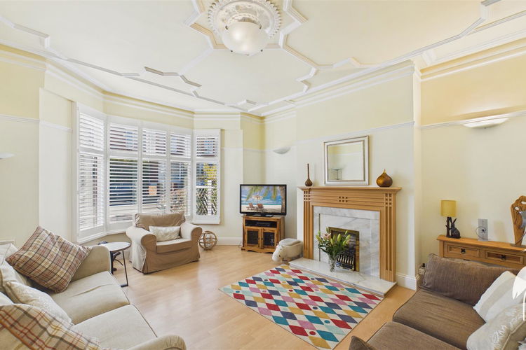 Lounge - Picture 2 of 32