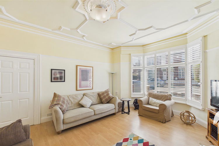 Lounge - Picture 3 of 32