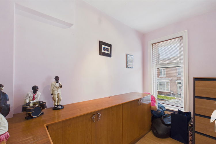 Dressing Area - Picture 22 of 32