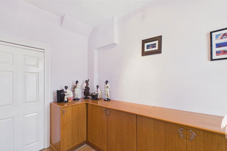 Dressing Area - Picture 23 of 32