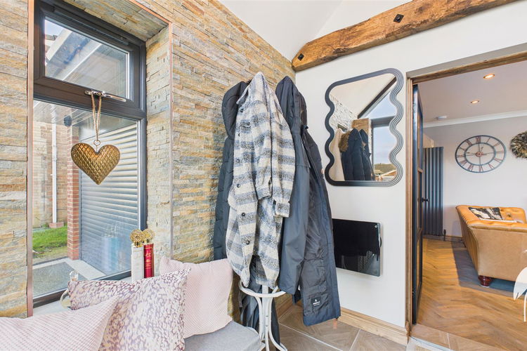 Entrance Porch - Picture 26 of 53