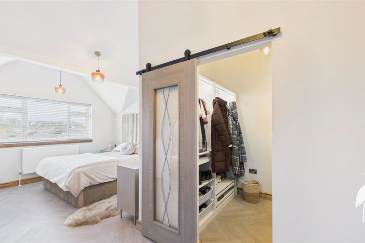 Walk in Wardrobe - Picture 31 of 53