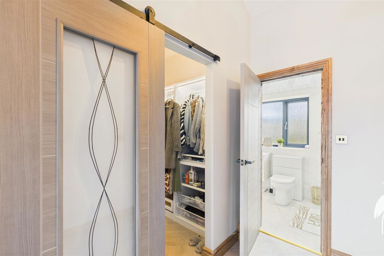 Walk in Wardrobe - Picture 32 of 53