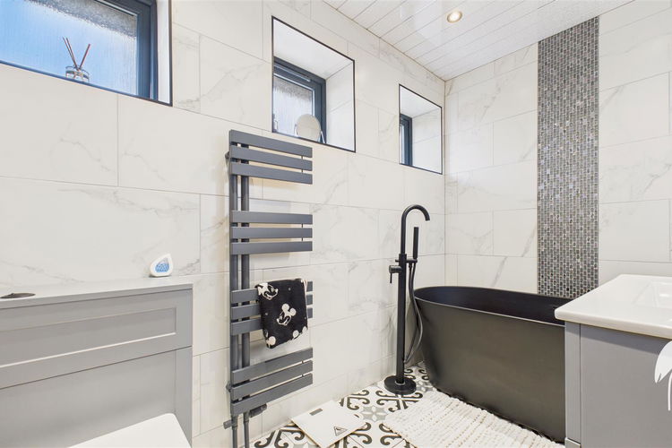 Family Bathroom - Picture 45 of 53