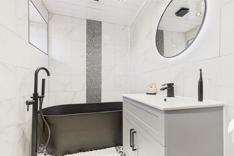 Family Bathroom - Picture 46 of 53