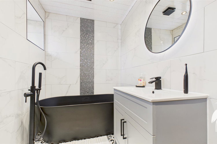 Family Bathroom - Picture 47 of 56