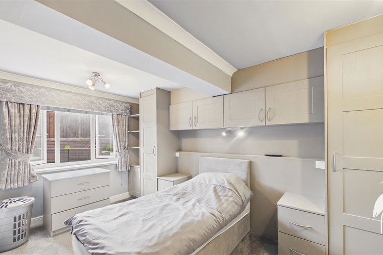 Bedroom 1 - Picture 10 of 21