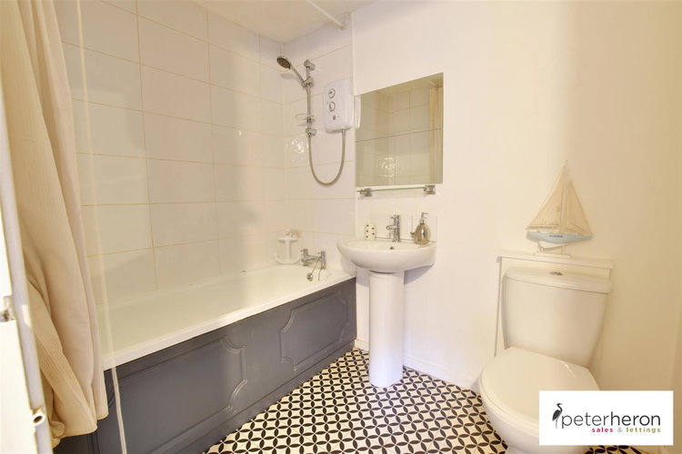 Bathroom - Picture 5 of 6