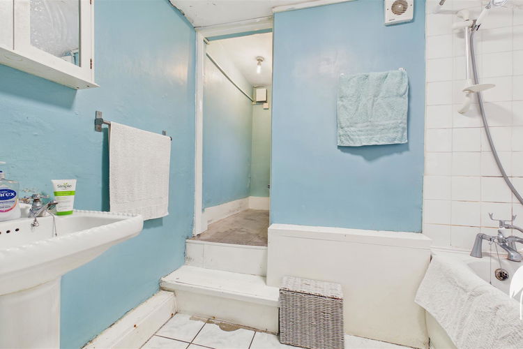 Bathroom - Picture 7 of 14