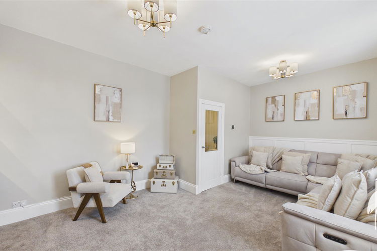 Lounge - Picture 2 of 18