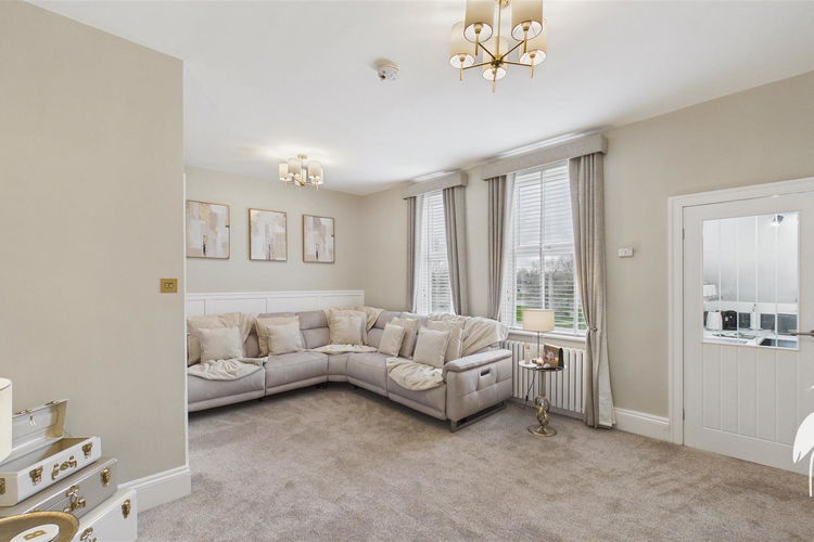 Lounge - Picture 3 of 18