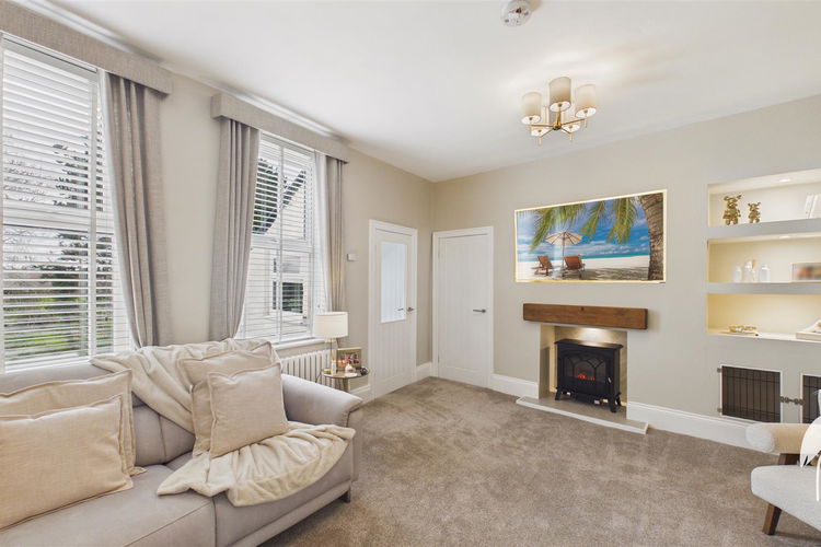 Lounge - Picture 1 of 18