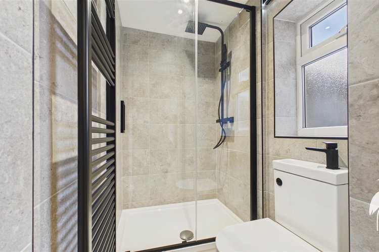 Shower Room - Picture 12 of 32