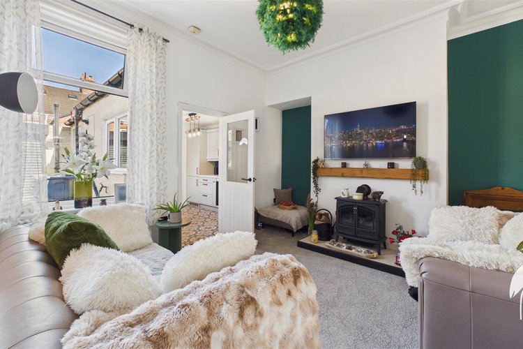 Lounge - Picture 2 of 18