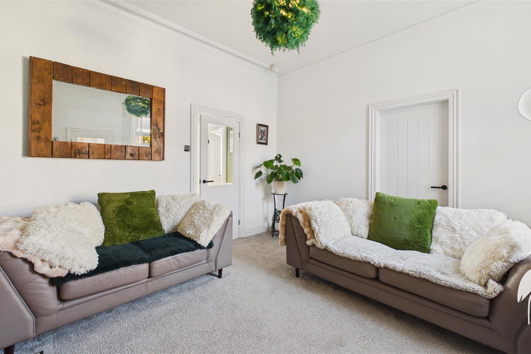 Lounge - Picture 3 of 18