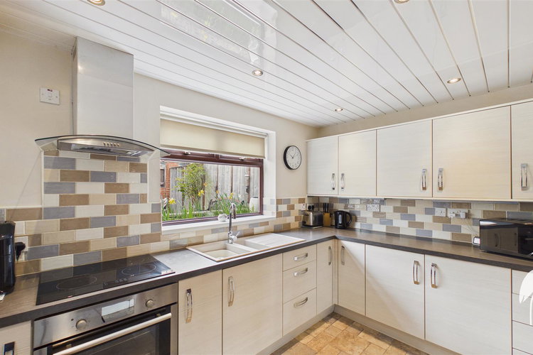 Kitchen - Picture 7 of 25