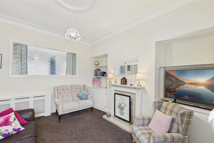 Lounge - Picture 3 of 19