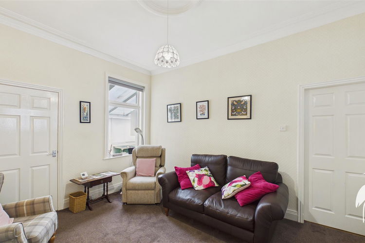 Lounge - Picture 4 of 19