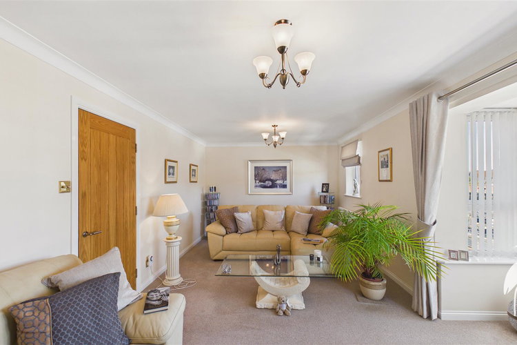 Lounge - Picture 7 of 33