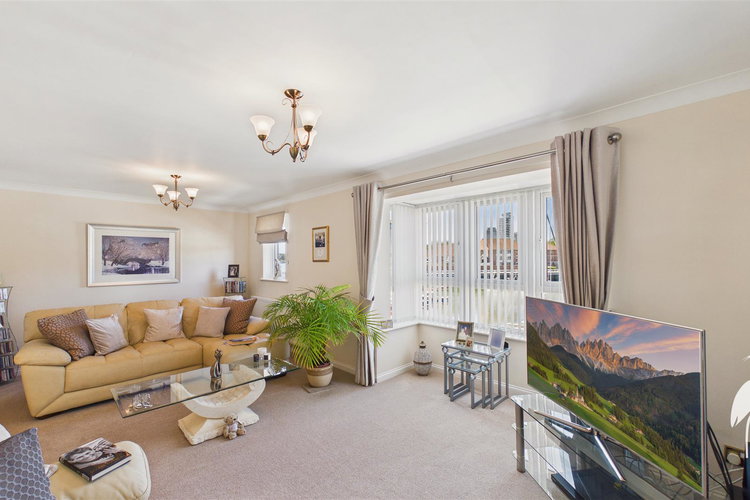 Lounge - Picture 8 of 33