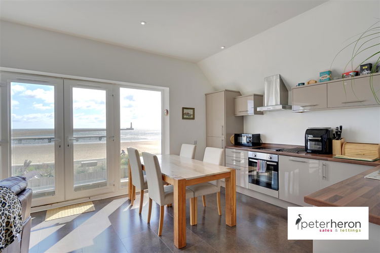 Open Plan Dining Kitchen - Picture 5 of 13